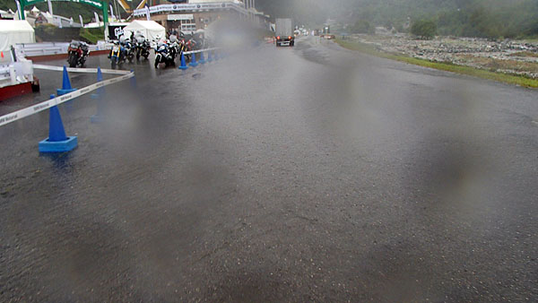 舗装路が川状態の大雨